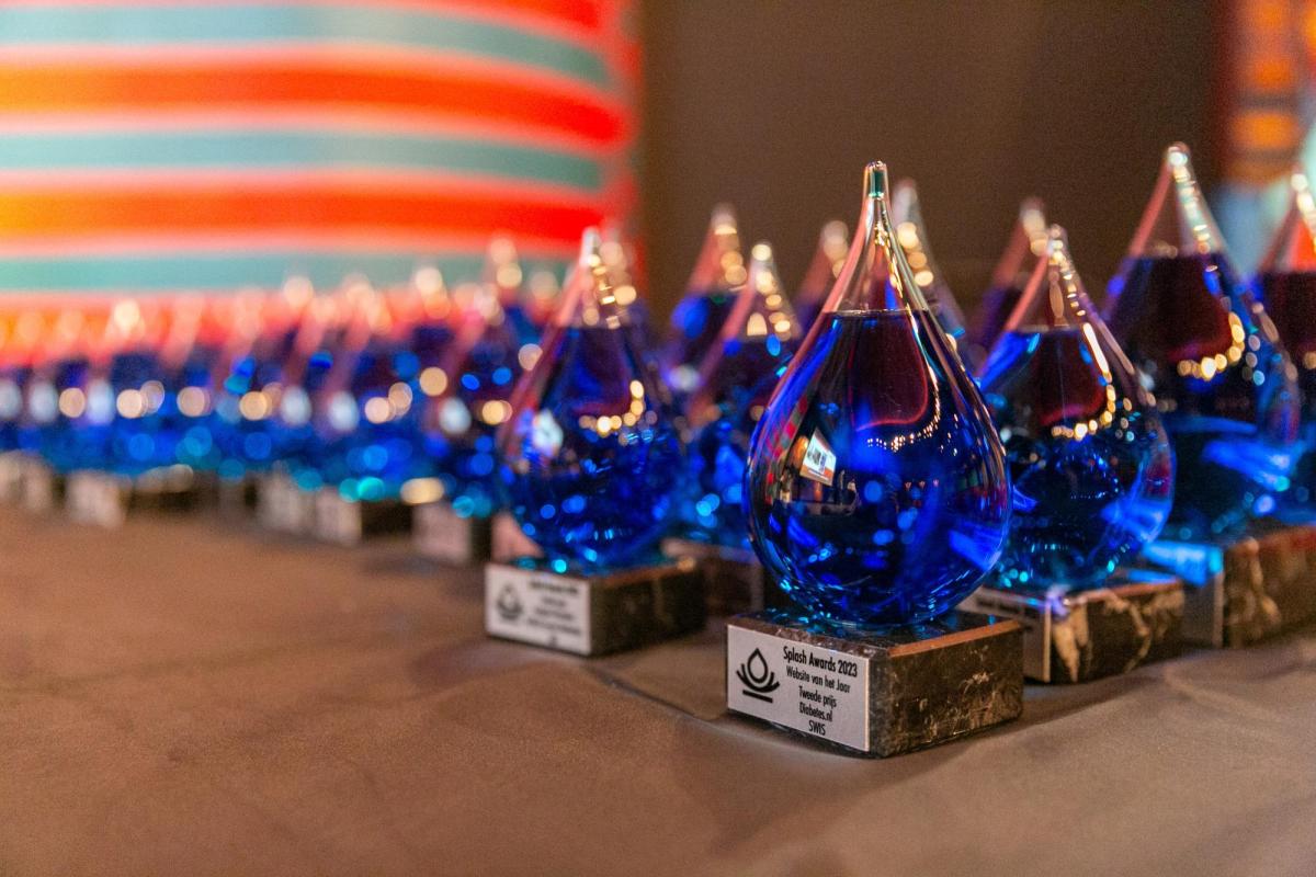 De Splash Award trofeeën gepresenteerd op een tafel
